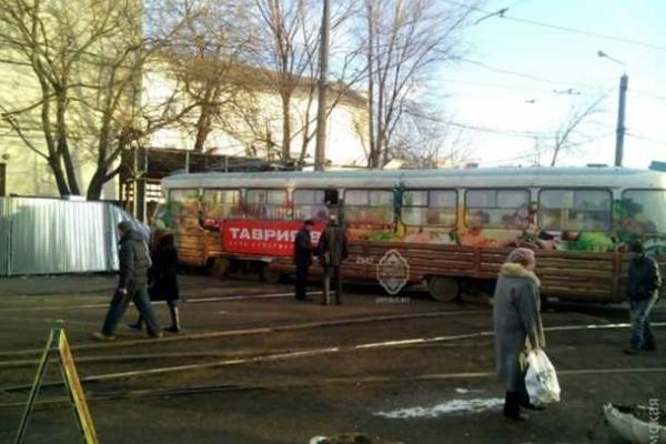 В Одессе взбесившийся трамвай сошел с рельсов и убил молодого мужчину-пешехода В Одессе взбесившийся трамвай сошел с рельсов и убил молодого мужчину-пешехода