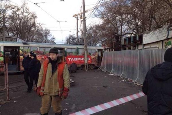 В Одессе взбесившийся трамвай сошел с рельсов и убил молодого мужчину-пешехода В Одессе взбесившийся трамвай сошел с рельсов и убил молодого мужчину-пешехода