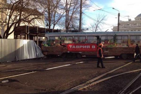 В Одессе взбесившийся трамвай сошел с рельсов и убил молодого мужчину-пешехода В Одессе взбесившийся трамвай сошел с рельсов и убил молодого мужчину-пешехода