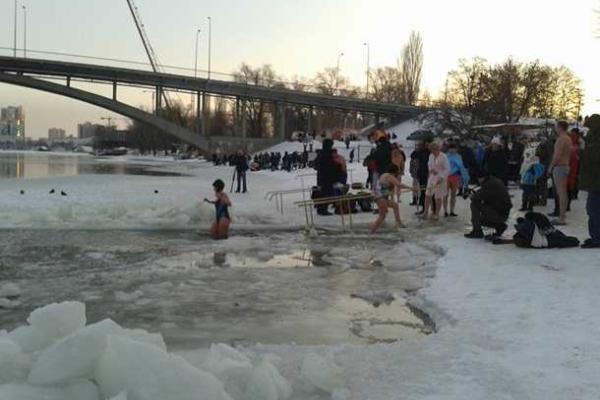 Фоторепортажи и видео с крещенских купаний в Украине и России