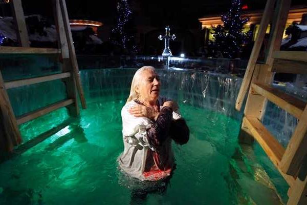 Фоторепортажи и видео с крещенских купаний в Украине и России