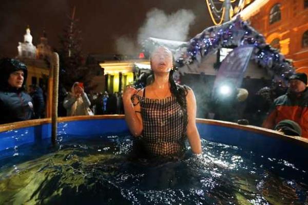 Фоторепортажи и видео с крещенских купаний в Украине и России