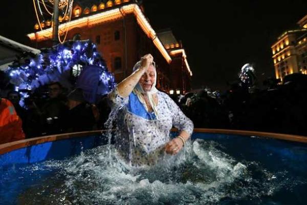 Фоторепортажи и видео с крещенских купаний в Украине и России