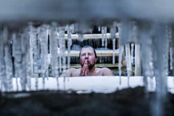 Фоторепортажи и видео с крещенских купаний в Украине и России