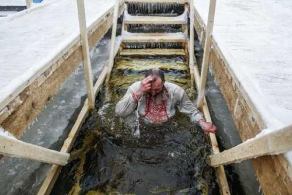 Фоторепортажи и видео с крещенских купаний в Украине и России
