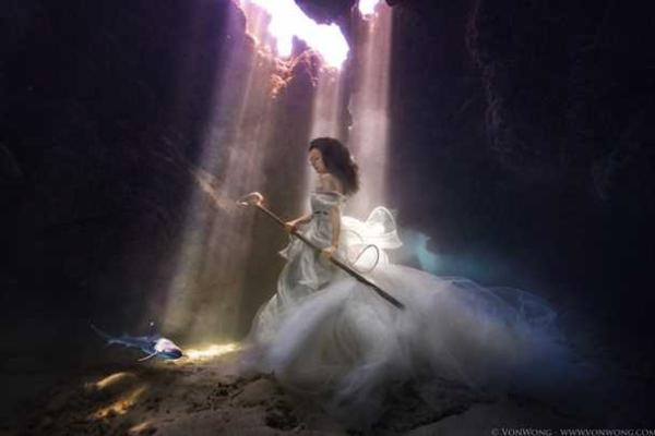 Пользователей Сети покорила ошеломляющая фотосессия под водой: девушка в окружении акул 