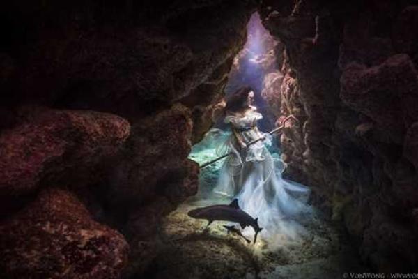 Пользователей Сети покорила ошеломляющая фотосессия под водой: девушка в окружении акул 