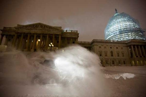 Снежная буря накрыла США: в 10 штатах объявлено чрезвычайное положение 