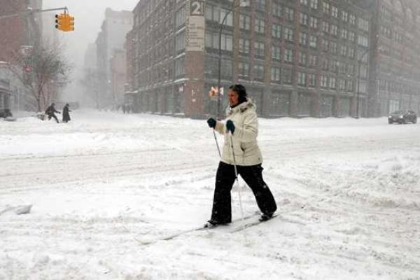 Снежная буря накрыла США: в 10 штатах объявлено чрезвычайное положение 