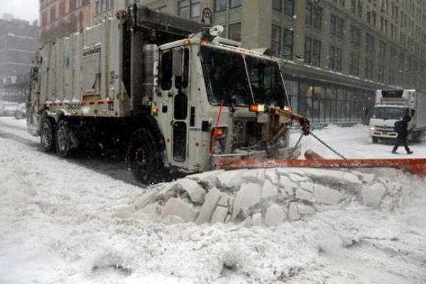 Снежная буря накрыла США: в 10 штатах объявлено чрезвычайное положение 