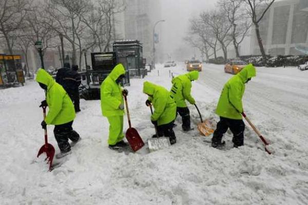 Снежная буря накрыла США: в 10 штатах объявлено чрезвычайное положение 