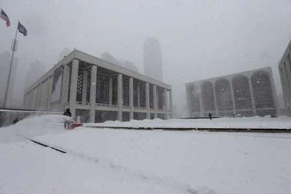 Снежная буря накрыла США: в 10 штатах объявлено чрезвычайное положение 