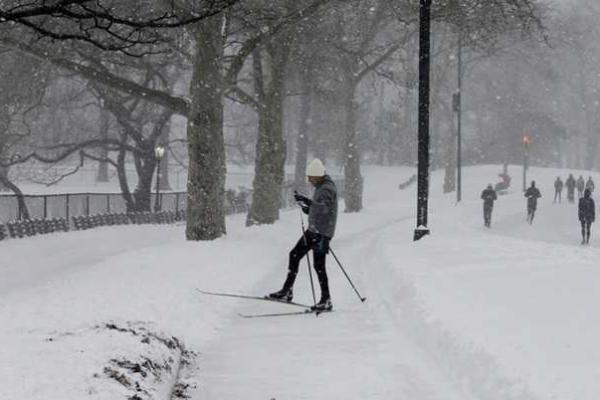 Снежная буря накрыла США: в 10 штатах объявлено чрезвычайное положение 