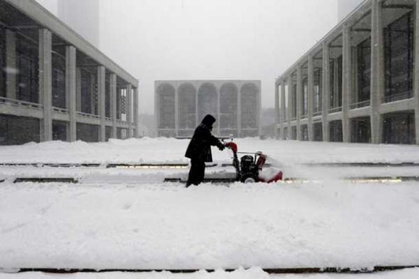 Снежная буря накрыла США: в 10 штатах объявлено чрезвычайное положение 