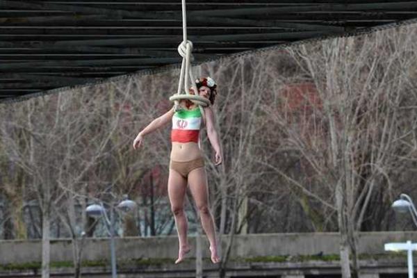 В Париже активистки "Femen" устроили Президенту Ирана "теплую" встречу