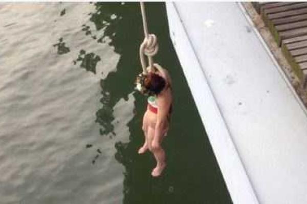 В Париже активистки "Femen" устроили Президенту Ирана "теплую" встречу