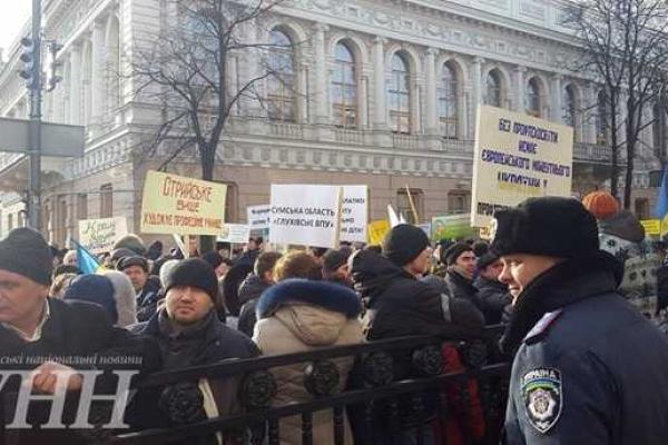 Представители профтехобразования вышла на пикет под стены Минобразования в Киеве Представители профтехобразования вышла на пикет под стены Минобразования в Киеве