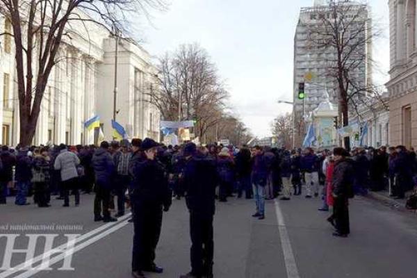 Представители профтехобразования вышла на пикет под стены Минобразования в Киеве Представители профтехобразования вышла на пикет под стены Минобразования в Киеве