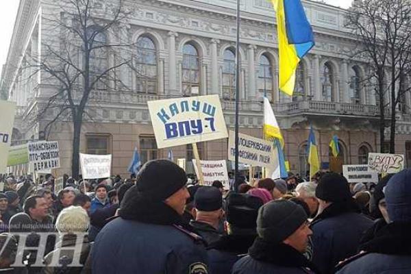 Представители профтехобразования вышла на пикет под стены Минобразования в Киеве Представители профтехобразования вышла на пикет под стены Минобразования в Киеве