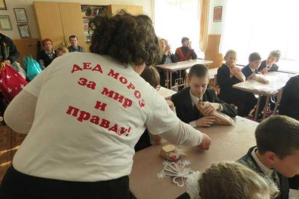 Жители оккупированной Макеевки в шоке: детям вместо новогодних подарков раздали батоны Жители оккупированной Макеевки в шоке: детям вместо новогодних подарков раздали батоны