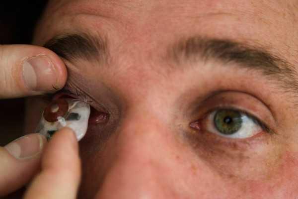 Режиссер Роб Спенсер установил камеру вместо удаленного глаза