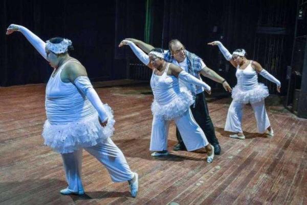 На Кубе балерины с пышными формами с успехом гастролируют с постановкой "Лебединое озеро"