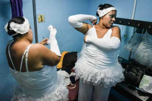 На Кубе балерины с пышными формами с успехом гастролируют с постановкой "Лебединое озеро"