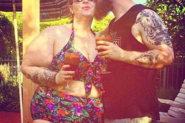 Знаменитая пышная модель Тесс Холидей второй раз станет мамой