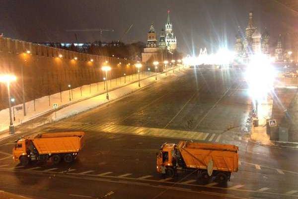 Ночью всех москвичей и гостей российской столицы "выгнали" с Красной площади: в Кремле был замечен реанимобиль