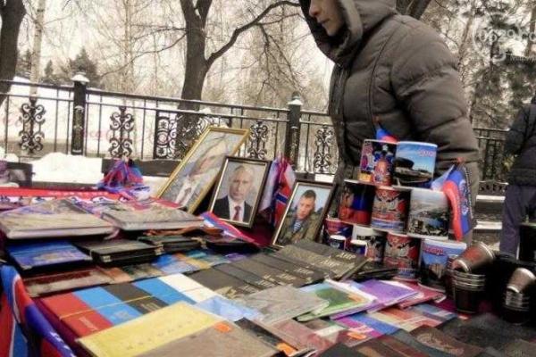 В оккупированном Донецке на рождественской ярмарке продавали портреты Путина и водили русские хороводы В оккупированном Донецке на рождественской ярмарке продавали портреты Путина и водили русские хороводы
