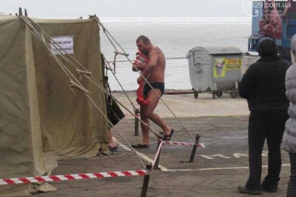Жители Мариуполя смело окунались в ледяную воду в крещенской купели Жители Мариуполя смело окунались в ледяную воду в крещенской купели