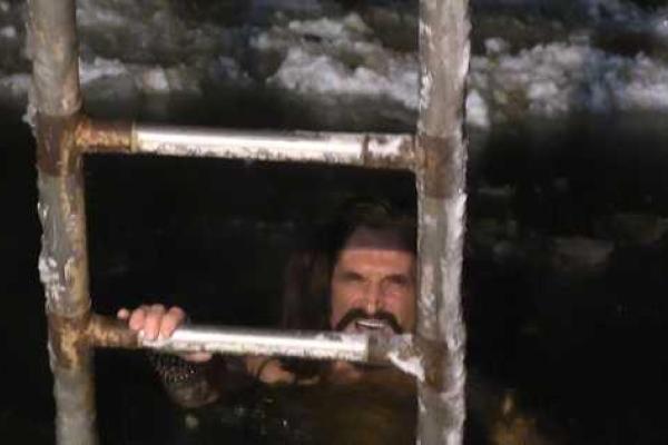 Шоумен Никита Джигурда окунулся в ледяную прорубь в необычном облачении