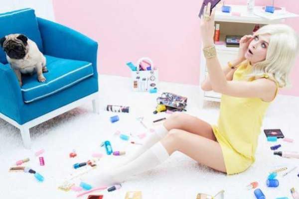 Певица Вера Брежнева ошеломила поклонников кокетливым образом в новой фотосессии