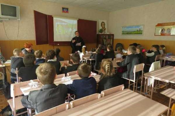 Жители оккупированной Макеевки в шоке: детям вместо новогодних подарков раздали батоны Жители оккупированной Макеевки в шоке: детям вместо новогодних подарков раздали батоны