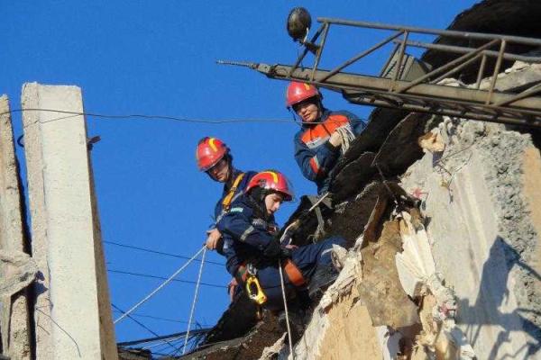 Спасатели продолжают работу на месте взрыва в жилом доме города Украинска Спасатели продолжают работу на месте взрыва в жилом доме города Украинска