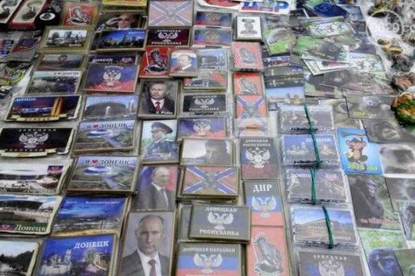 В оккупированном Донецке на рождественской ярмарке продавали портреты Путина и водили русские хороводы В оккупированном Донецке на рождественской ярмарке продавали портреты Путина и водили русские хороводы