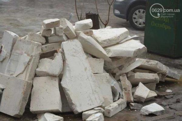 В Мариуполе на месте взрыва в жилом доме разбирают завалы: без газоснабжения остаются жители двух домов