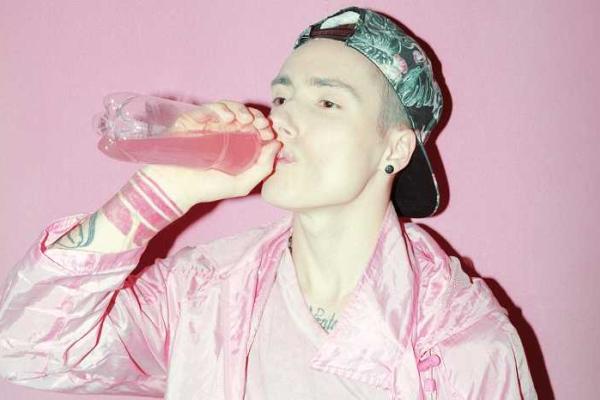 В центре Киева неизвестные избили участника группы "Quest Pistols Show" В центре Киева неизвестные избили участника группы "Quest Pistols Show"