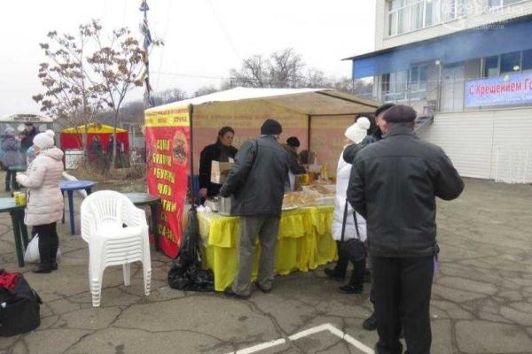 Жители Мариуполя смело окунались в ледяную воду в крещенской купели Жители Мариуполя смело окунались в ледяную воду в крещенской купели