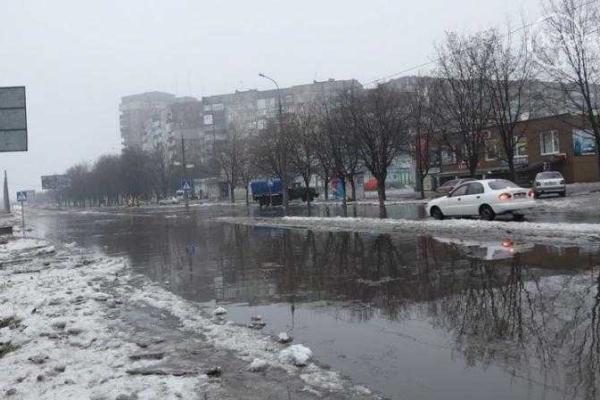 Дороги и тротуары Мариуполя превратились в огромное озеро: коммунальщики работают в усиленном режиме