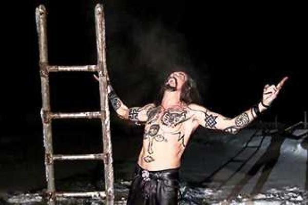 Шоумен Никита Джигурда окунулся в ледяную прорубь в необычном облачении