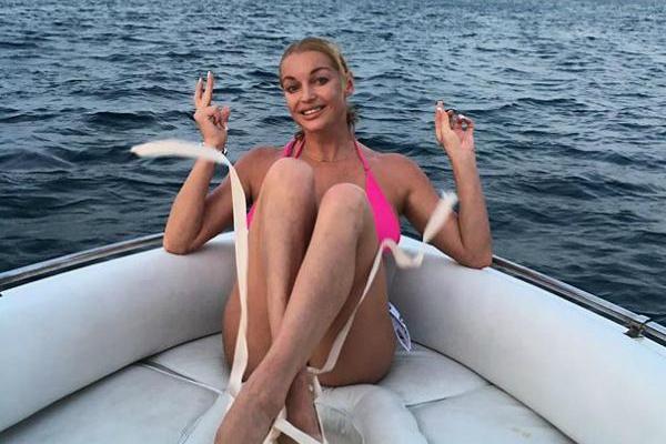 Фанаты критикуют Анастасию Волочкову за слишком откровенные фото