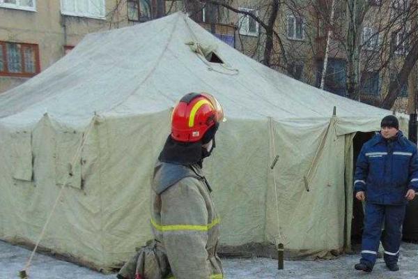 Спасатели продолжают работу на месте взрыва в жилом доме города Украинска Спасатели продолжают работу на месте взрыва в жилом доме города Украинска