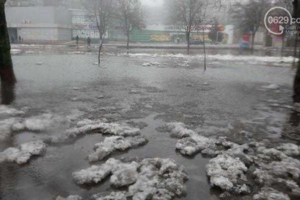 Дороги и тротуары Мариуполя превратились в огромное озеро: коммунальщики работают в усиленном режиме