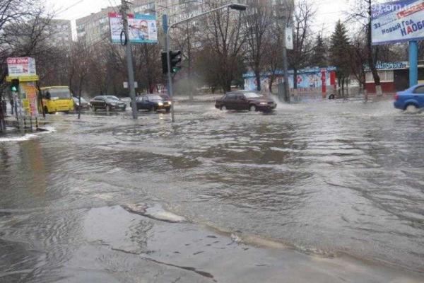 Дороги и тротуары Мариуполя превратились в огромное озеро: коммунальщики работают в усиленном режиме