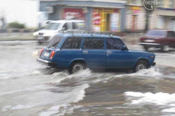 Улицы Мариуполя ушли под воду: в городе потоп - коммунальные службы разводят руками Улицы Мариуполя ушли под воду: в городе потоп - коммунальные службы разводят руками