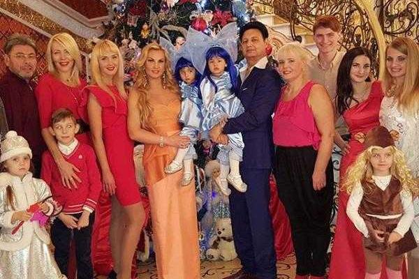 Певица Камалия впервые показала публике лица своих дочерей