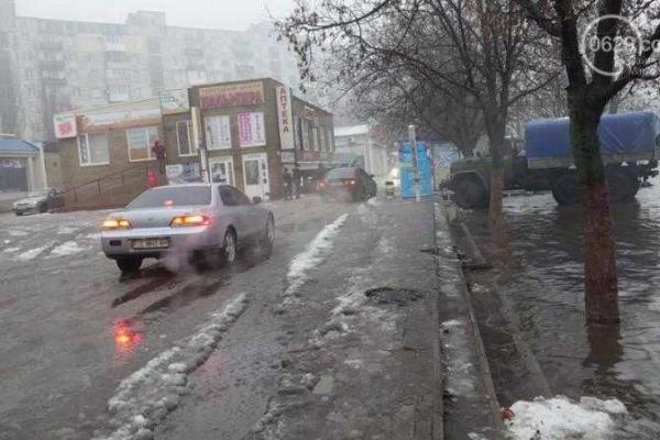 Дороги и тротуары Мариуполя превратились в огромное озеро: коммунальщики работают в усиленном режиме