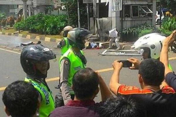 В Сеть попали кадры ужасных последствий серии взрывов в индонезийской Джакарте В Сеть попали кадры ужасных последствий серии взрывов в индонезийской Джакарте