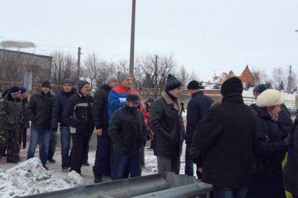 На Днепропетровщине жители в знак протеста перекрыли трассу на Донецк На Днепропетровщине жители в знак протеста перекрыли трассу на Донецк